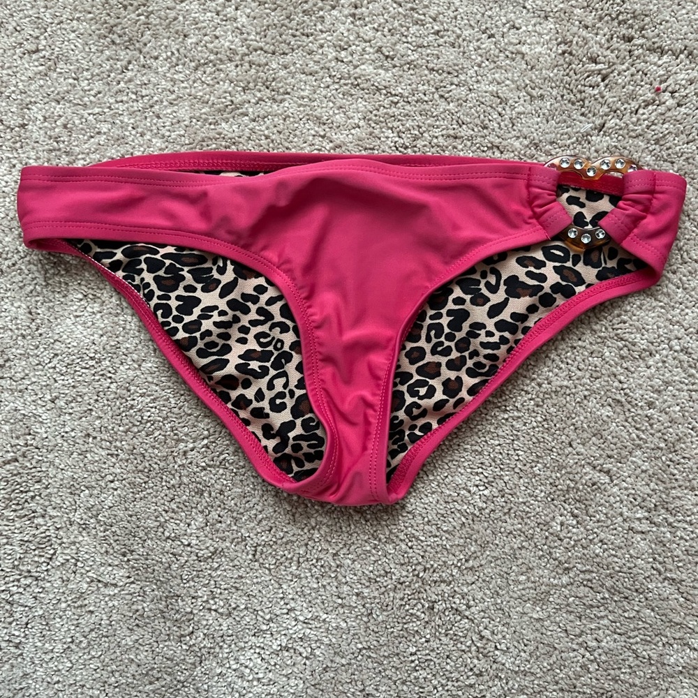 💗💗Hot pink bikini bottoms w heart cut out! 💗💗